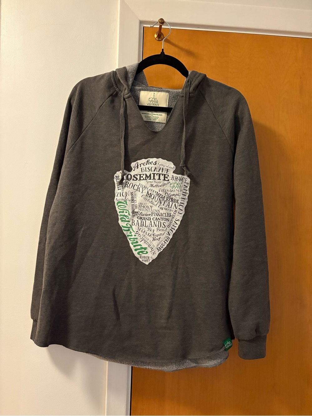 Wild Tribute Women’s Charcoal Hooded Sweater with National Parks Graphic - M